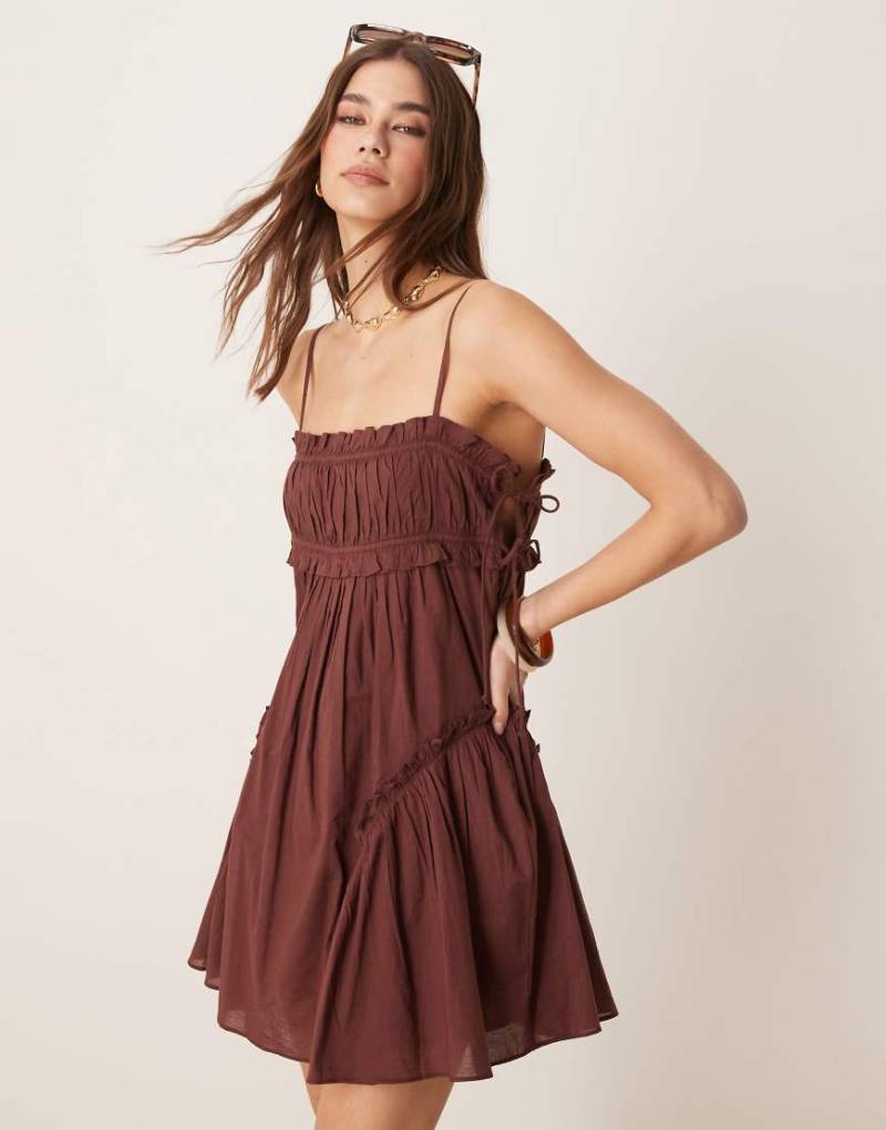 ASOS DESIGN - Kurzes Babydoll-Kleid in Schokobraun mit Rüschensaum-Keine Farbe von ASOS DESIGN