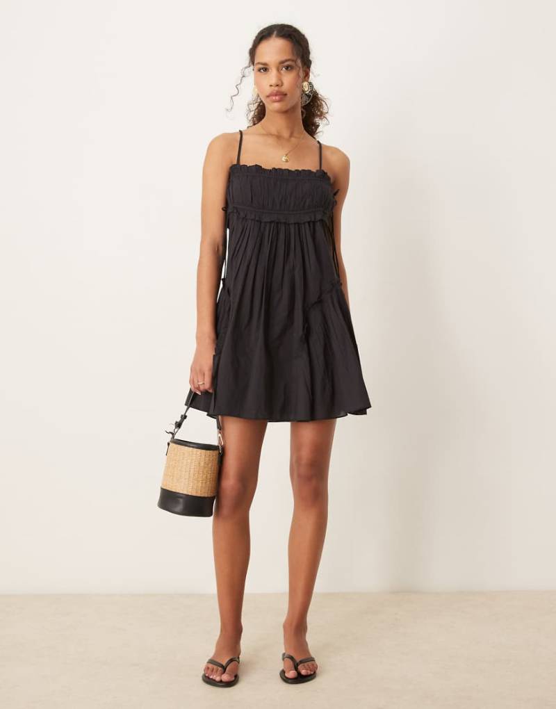 ASOS DESIGN - Kurzes Babydoll-Kleid in Schwarz mit Rüschensaum von ASOS DESIGN