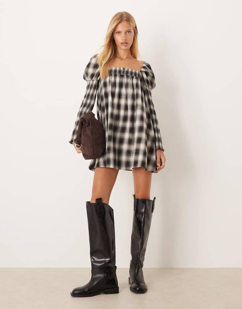 ASOS DESIGN - Kurzes Babydoll-Kleid in Schwarz und Hellbraun mit verschiedenen gesmokten Details, Karomuster und eckigem Ausschnitt-Bunt von ASOS DESIGN