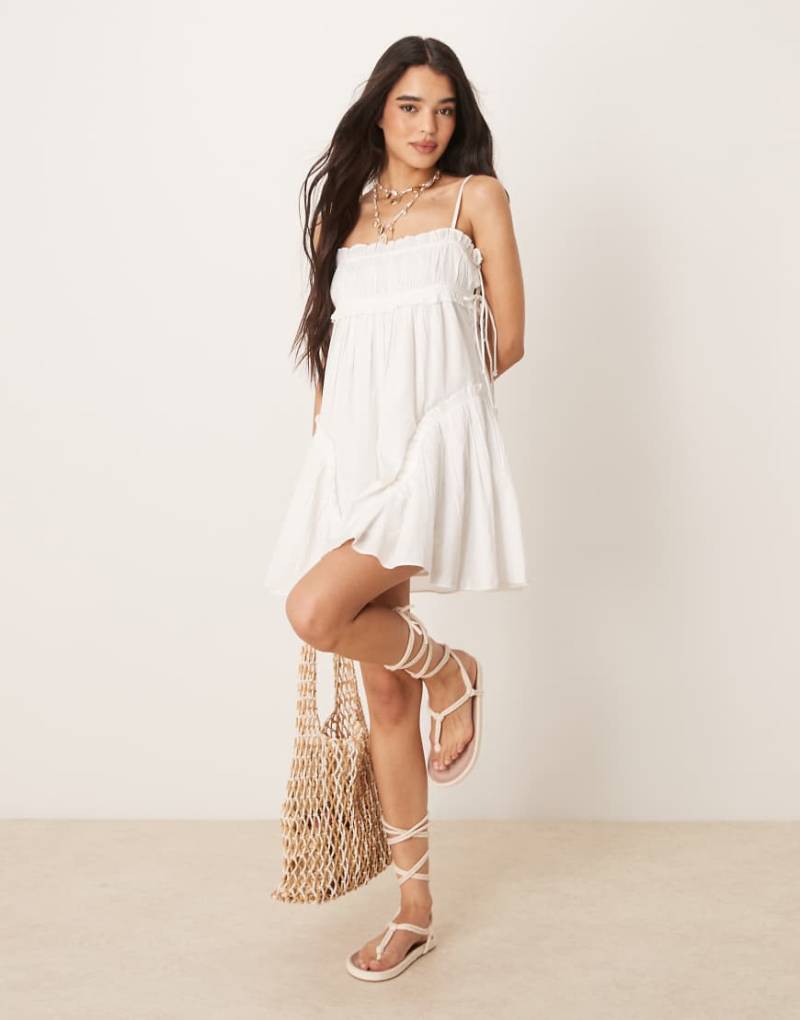 ASOS DESIGN - Kurzes Babydoll-Kleid in Weiß mit Rüschensaum von ASOS DESIGN