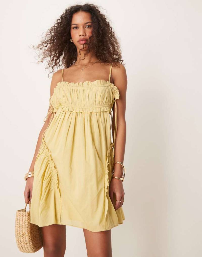 ASOS DESIGN - Kurzes Babydoll-Kleid in gewaschenem Limettengrün mit Rüschensaum-Keine Farbe von ASOS DESIGN