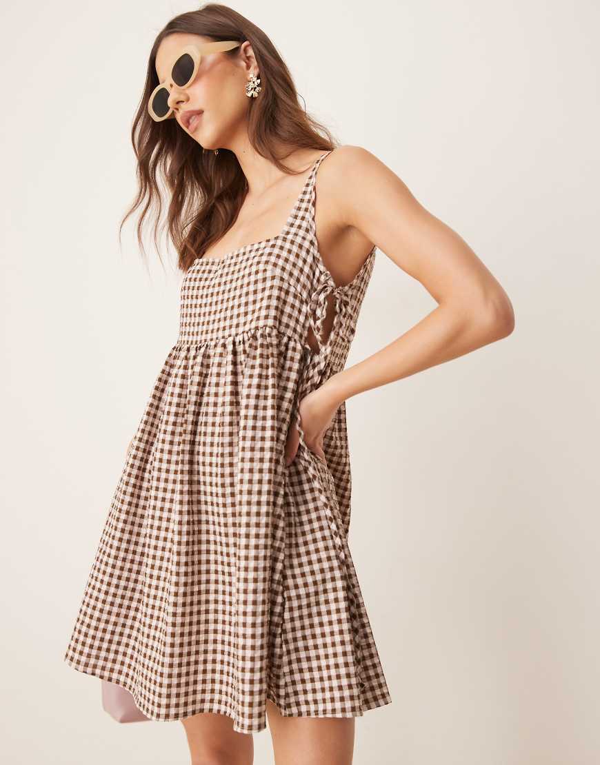 ASOS DESIGN - Kurzes Babydollkleid mit braunem Vichykaromuster und seitlicher Schnürung-Bunt von ASOS DESIGN