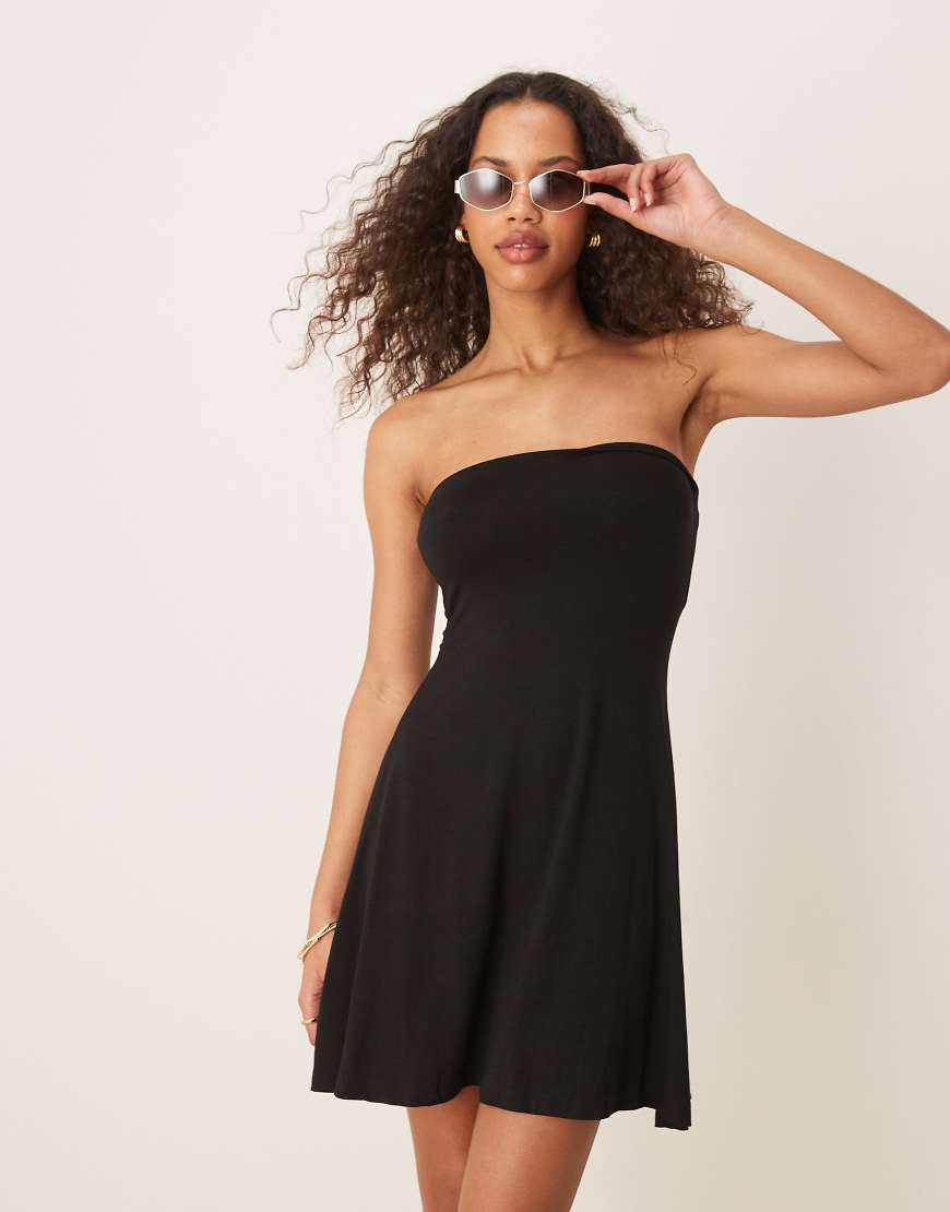 ASOS DESIGN - Kurzes Bandeau-Kleid in Schwarz mit ausgestelltem Rockteil von ASOS DESIGN