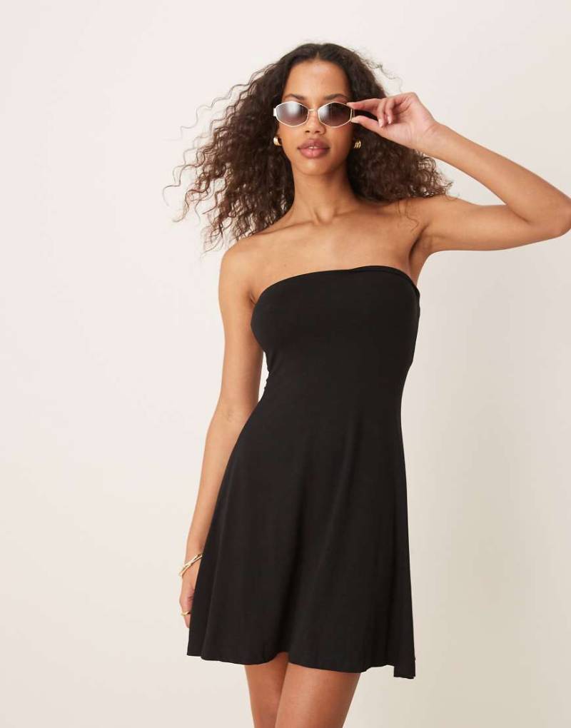 ASOS DESIGN - Kurzes Bandeau-Kleid in Schwarz mit ausgestelltem Rockteil von ASOS DESIGN