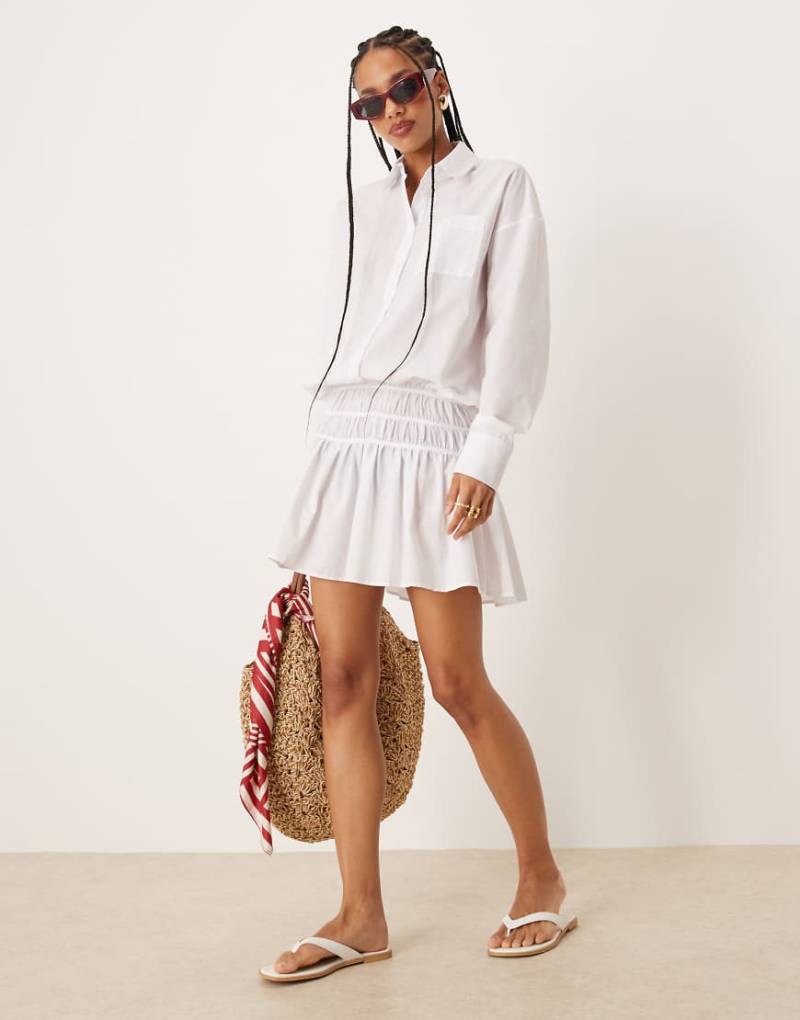 ASOS DESIGN - Kurzes Blouson-Hemdkleid in Weiß mit tief angesetzter Taille von ASOS DESIGN