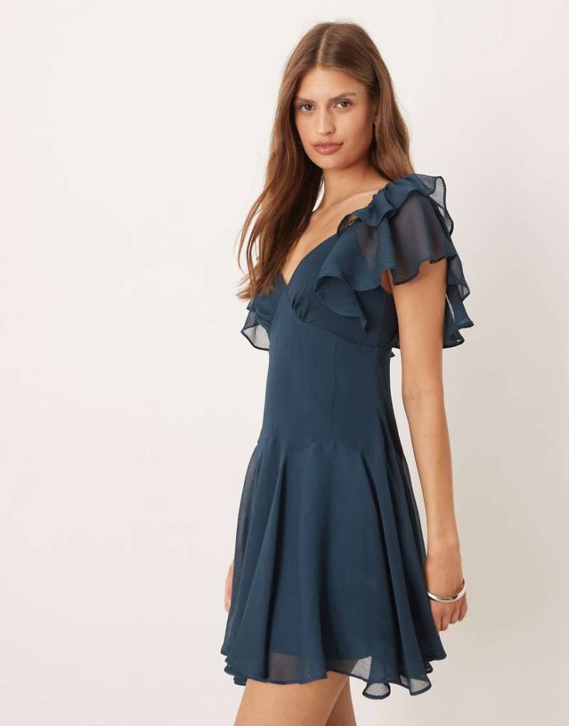 ASOS DESIGN - Kurzes Chiffon-Freizeitkleid in Dunkelgrün mit Rüschensaum von ASOS DESIGN