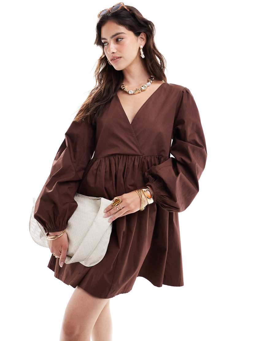 ASOS DESIGN - Kurzes Hängerkleid aus Baumwolle in Schokoladenbraun mit V-Ausschnitt-Bunt von ASOS DESIGN