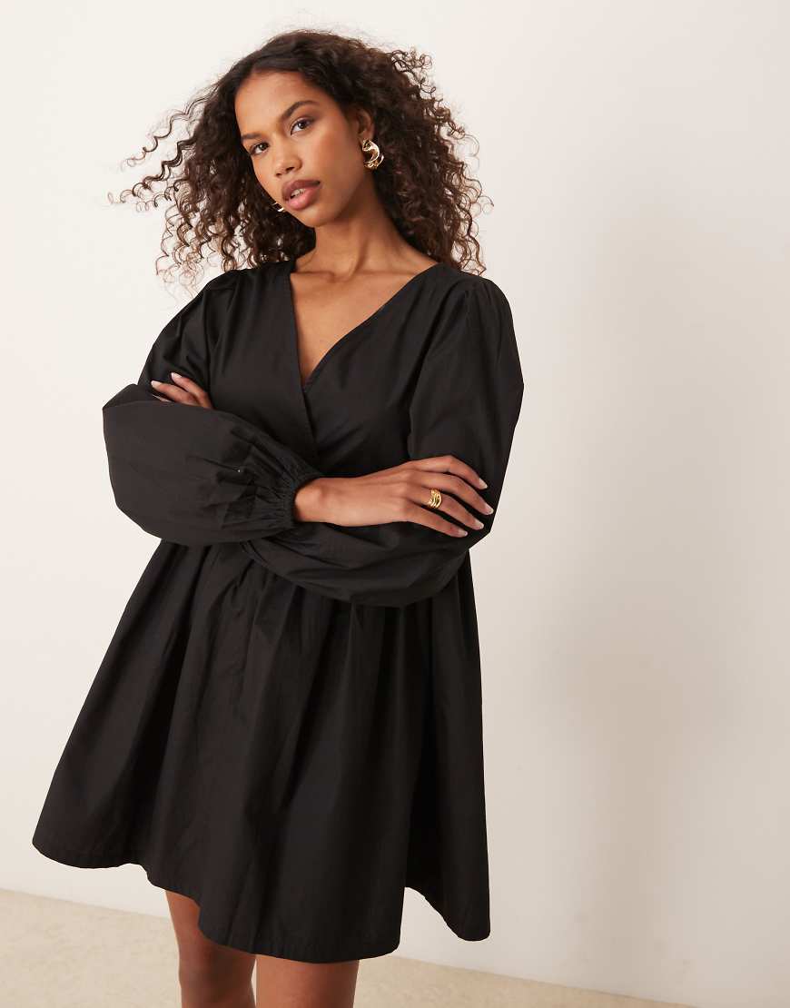 ASOS DESIGN - Kurzes Hängerkleid aus Baumwolle in Schwarz mit V-Ausschnitt von ASOS DESIGN
