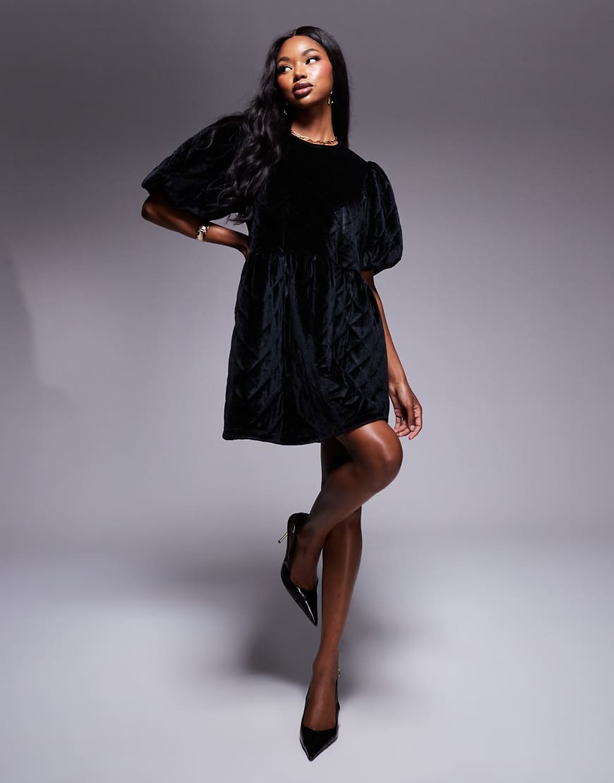 ASOS DESIGN - Kurzes Hängerkleid aus gestepptem Samt in Schwarz mit Puffärmeln von ASOS DESIGN