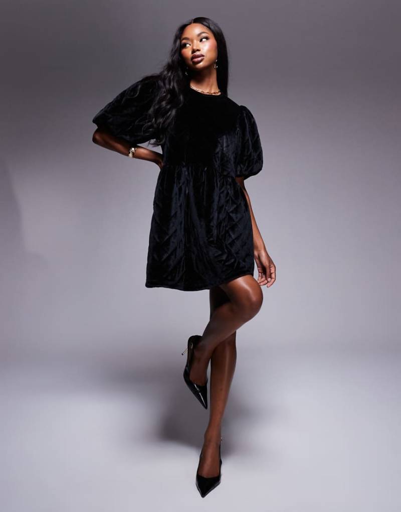 ASOS DESIGN - Kurzes Hängerkleid aus gestepptem Samt in Schwarz mit Puffärmeln von ASOS DESIGN