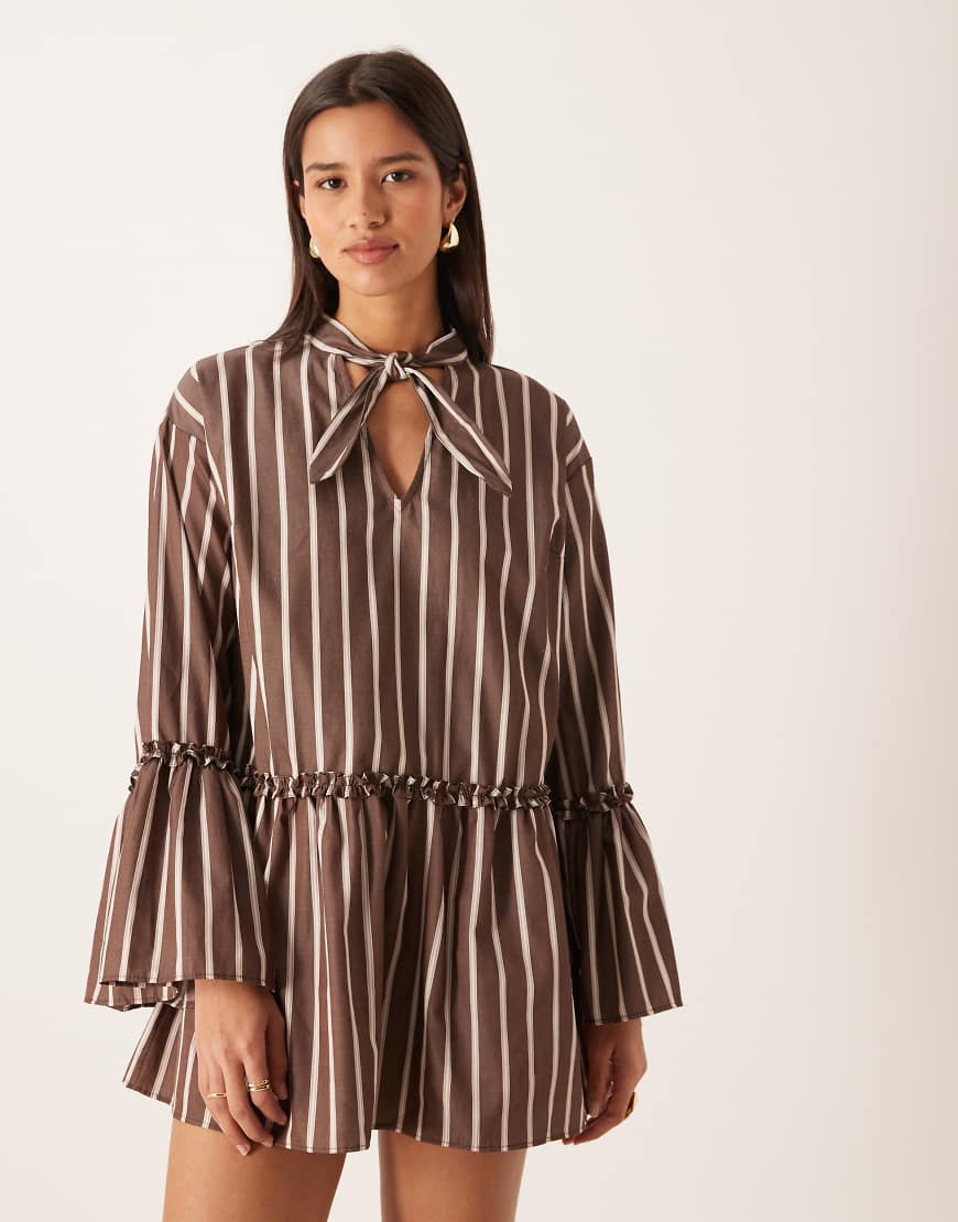ASOS DESIGN - Kurzes Hängerkleid in Schokobraun mit Streifen und Schleife am Hals-Bunt von ASOS DESIGN