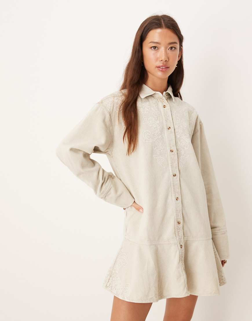ASOS DESIGN - Kurzes Hemdblusenkleid aus Cord in Steinbeige mit Schößchensaum-Grau von ASOS DESIGN