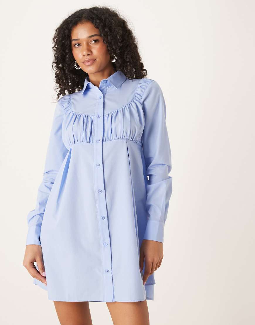 ASOS DESIGN - Kurzes Hemdblusenkleid in Blau mit gerafftem Bustierdetail ASOS DESIGN - Kurzes Hemdblusenkleid in Blau mit gerafftem Bustierdetail von ASOS DESIGN