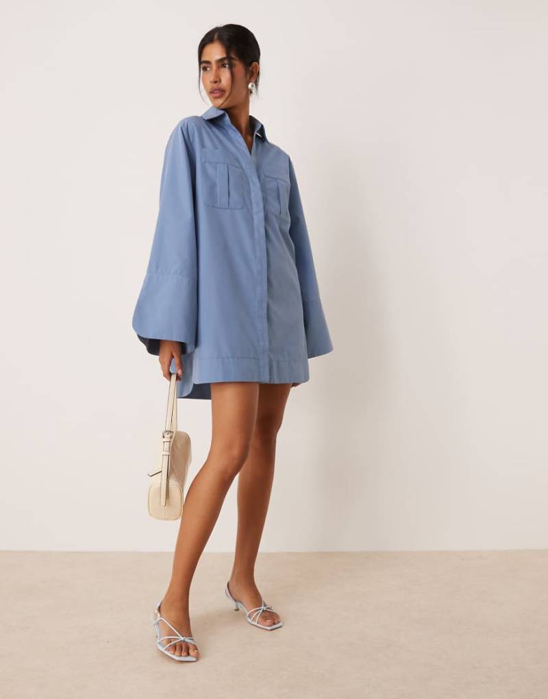 ASOS DESIGN - Kurzes Hemdblusenkleid in Staubblau mit breiten Manschetten und Oversize-Taschen von ASOS DESIGN