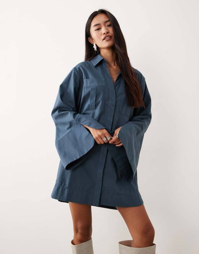ASOS DESIGN - Kurzes Hemdblusenkleid in Tintenblau mit breiten Manschetten und Oversize-Taschen-Bunt von ASOS DESIGN