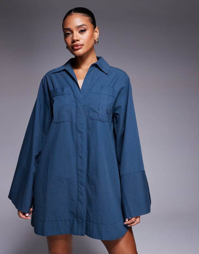 ASOS DESIGN - Kurzes Hemdblusenkleid in Tintenblau mit breiten Manschetten und Oversize-Taschen-Bunt von ASOS DESIGN