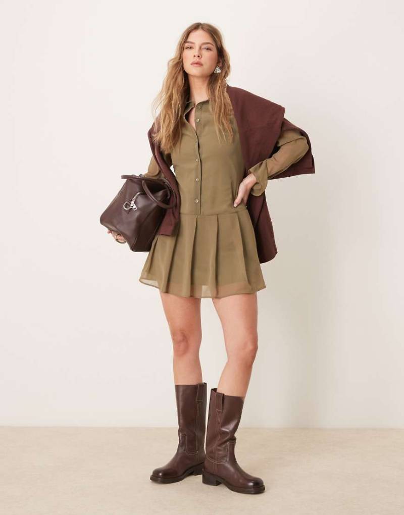 ASOS DESIGN - Kurzes Hemdkleid in Khaki mit Faltenrock-Grün von ASOS DESIGN