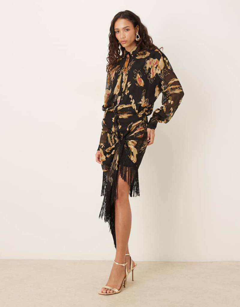 ASOS DESIGN - Kurzes Hemdkleid in Schwarz mit Fransen am Rock und Blumenmuster von ASOS DESIGN