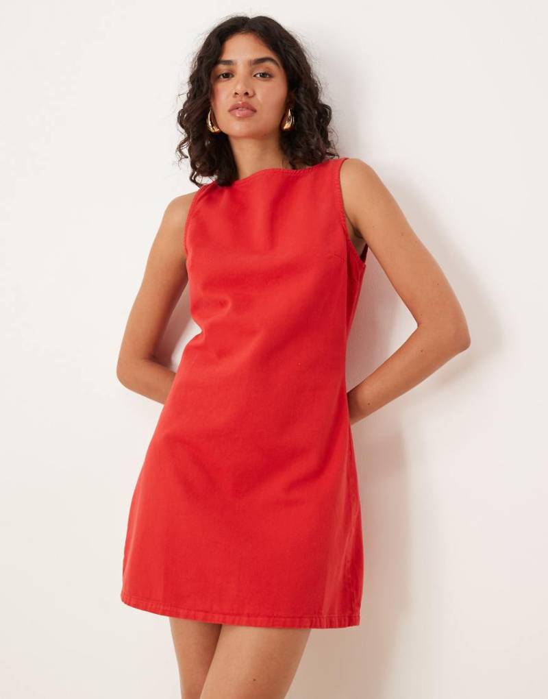 ASOS DESIGN - Kurzes Jeans-Etuikleid in Briefkastenrot von ASOS DESIGN