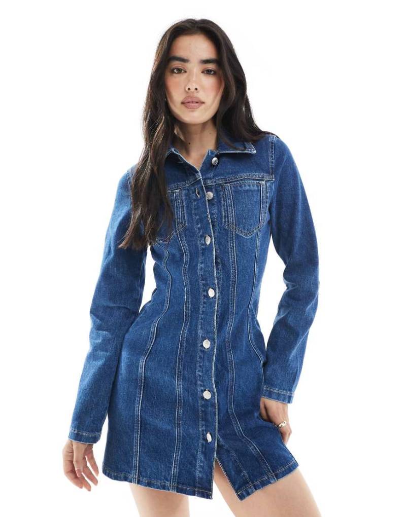 ASOS DESIGN - Kurzes Jeans-Hemdkleid in Mittelblau mit Ziernaht und Tasche von ASOS DESIGN