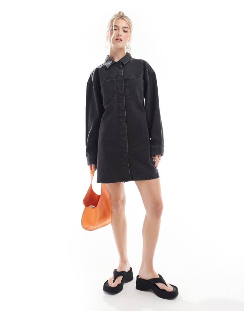 ASOS DESIGN - Kurzes Jeans-Hemdkleid in verwaschenem Schwarz von ASOS DESIGN
