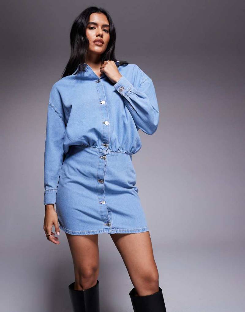ASOS DESIGN - Kurzes Jeanshemdkleid in blasser Bleach-Waschung-Blau von ASOS DESIGN