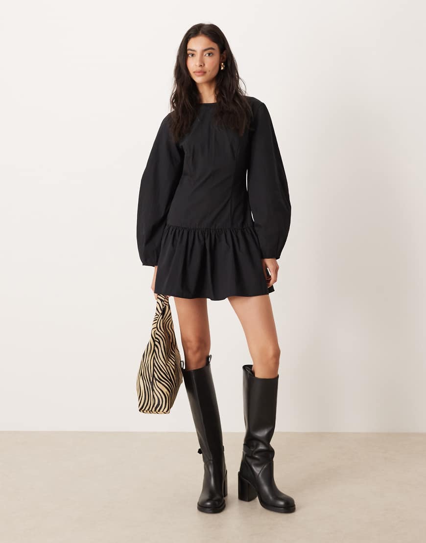 ASOS DESIGN - Kurzes Jeanskleid in Schwarz mit tiefer Taille und Cocoon-Ärmeln von ASOS DESIGN