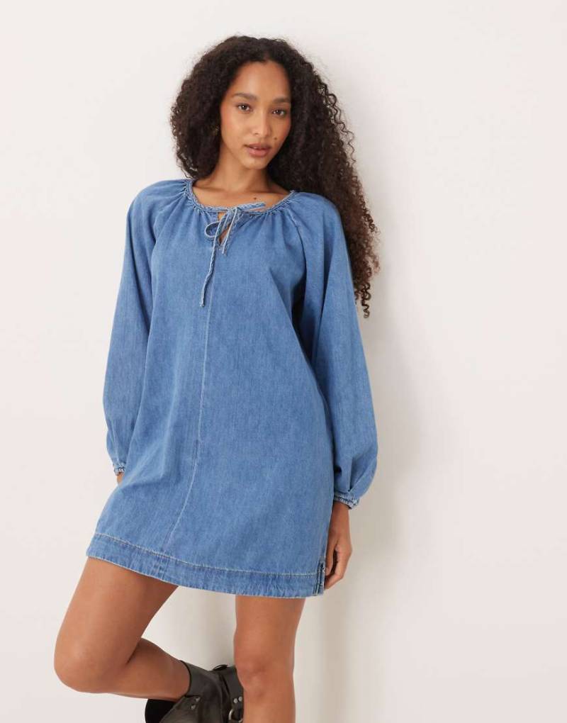 ASOS DESIGN - Kurzes Jeanskleid in mittelblauer Waschung mit Ballonärmeln von ASOS DESIGN