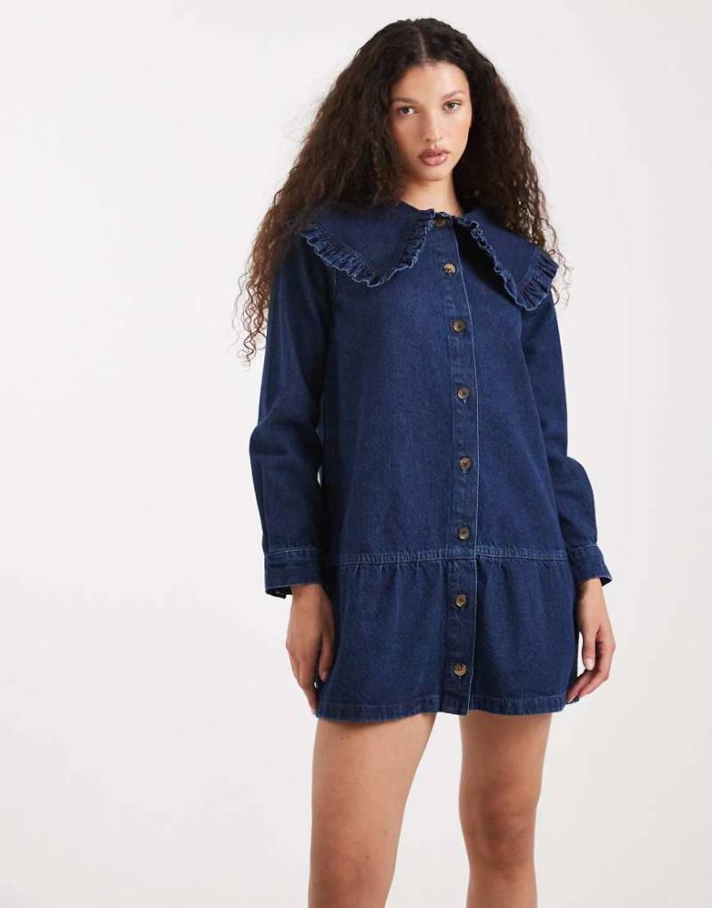 ASOS DESIGN - Kurzes Jeanskleid in dunklem Mittelblau mit Kragen und Schößchensaum von ASOS DESIGN