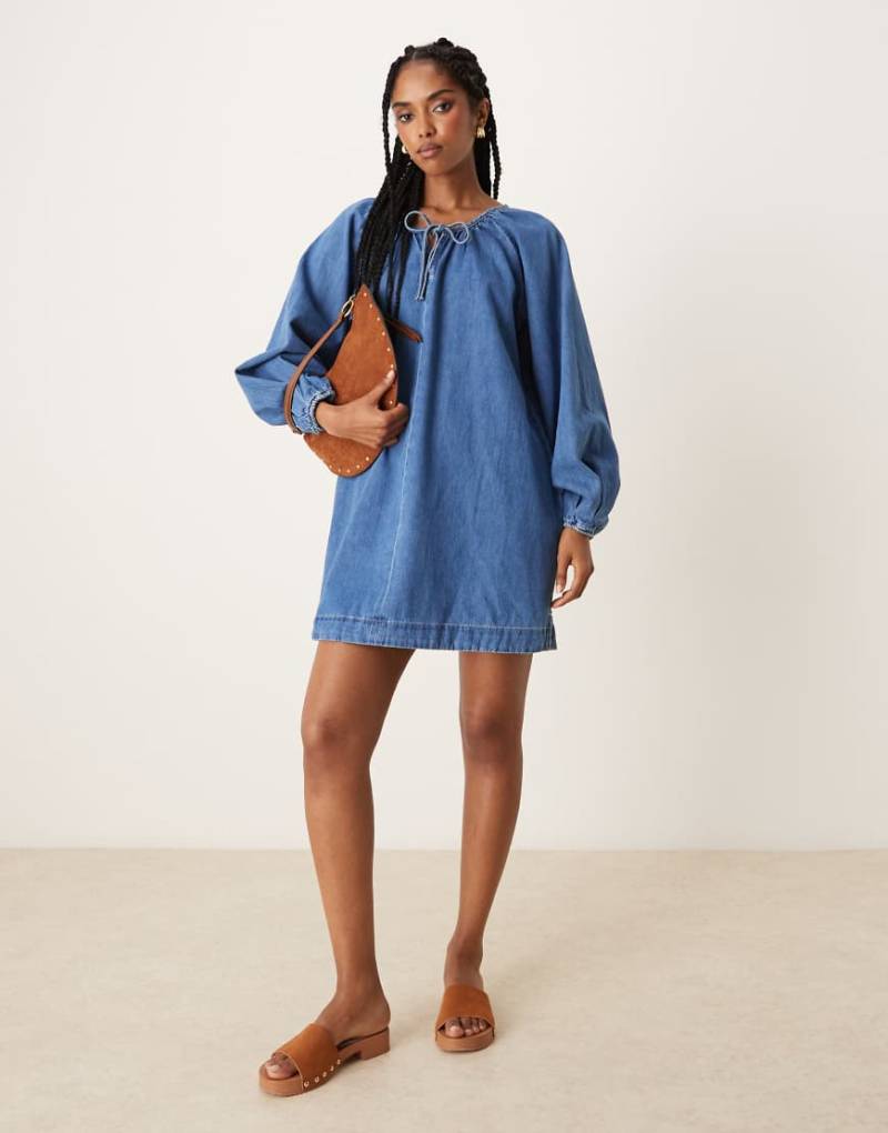 ASOS DESIGN - Kurzes Jeanskleid in mittelblauer Waschung mit Ballonärmeln von ASOS DESIGN