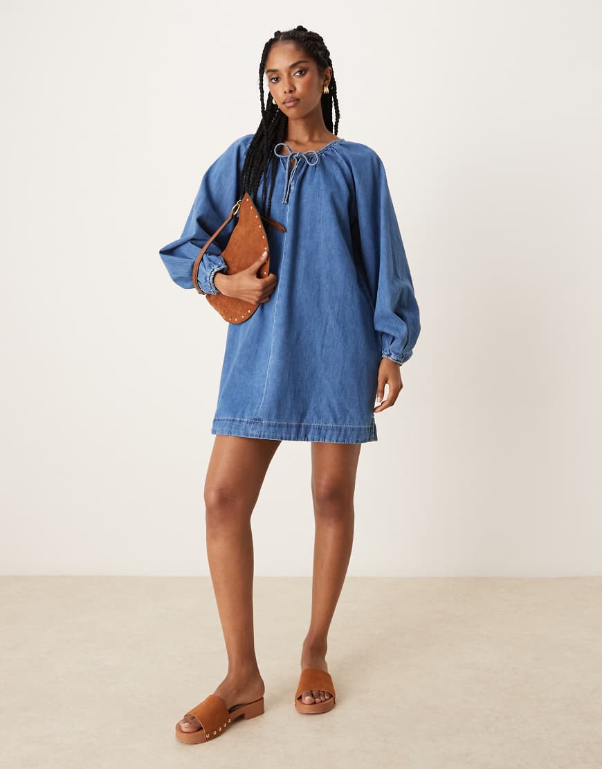 ASOS DESIGN - Kurzes Jeanskleid in mittelblauer Waschung mit Ballonärmeln ASOS DESIGN - Kurzes Jeanskleid in mittelblauer Waschung mit Ballonärmeln von ASOS DESIGN