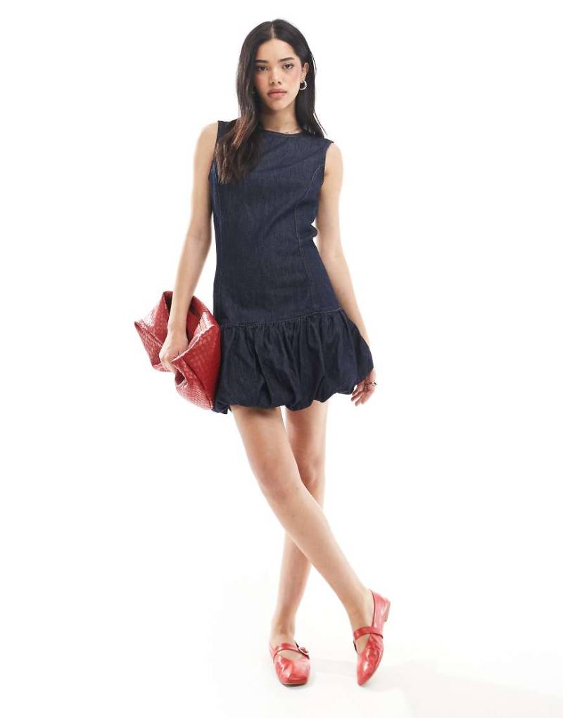 ASOS DESIGN - Kurzes Jeanskleid in indigoblauer Rinse-Waschung mit tiefer Taille und Ballonsaum-Marineblau von ASOS DESIGN