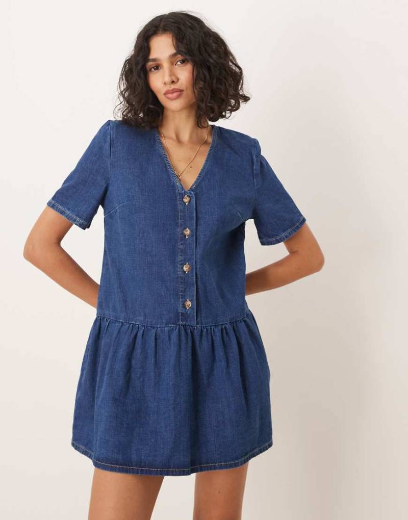 ASOS DESIGN - Mini-Jeanskleid in Indigoblau mit V-Ausschnitt und tiefer Taille von ASOS DESIGN