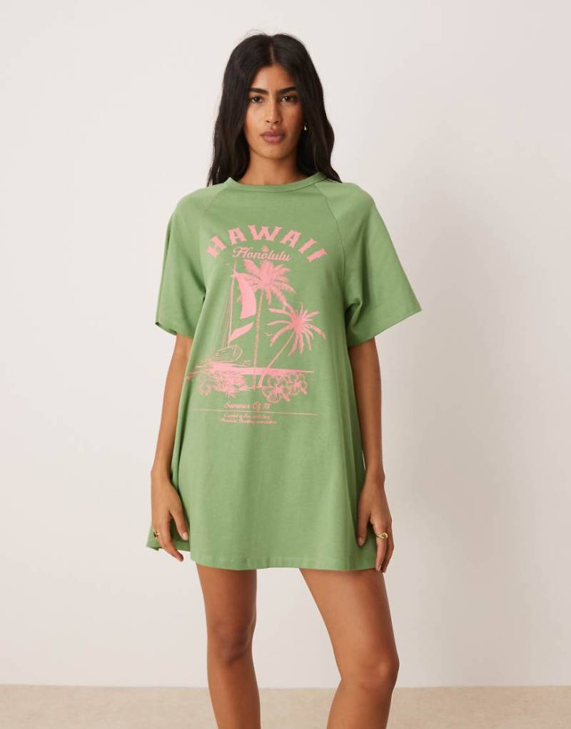 ASOS DESIGN - Kurzes Oversize-T-Shirt-Kleid in Grün mit Hawaii-Grafik von ASOS DESIGN
