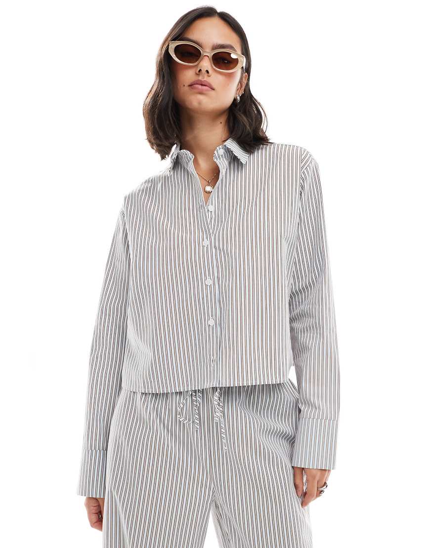 ASOS DESIGN - Kurzes Oversize-T-Shirt in Blau gestreift von ASOS DESIGN