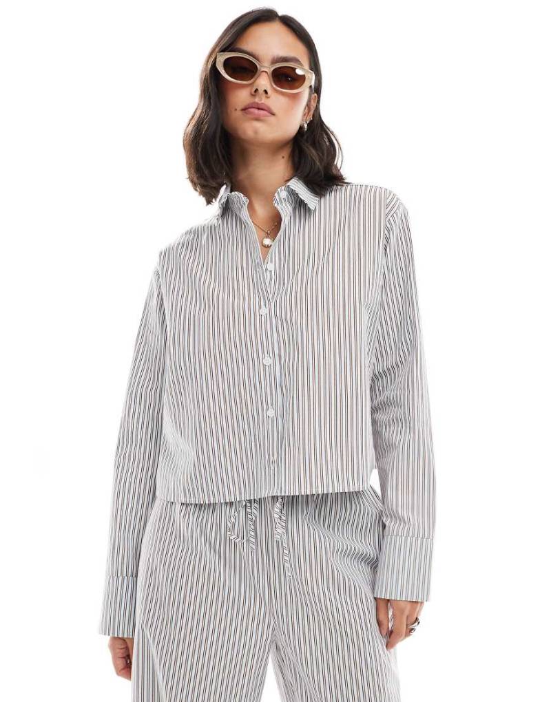 ASOS DESIGN - Kurzes Oversize-T-Shirt in Blau gestreift von ASOS DESIGN