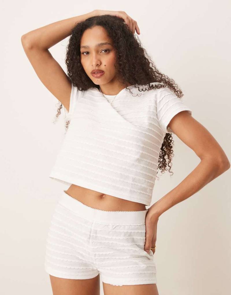 ASOS DESIGN - Kurzes Pointelle-Pyjama-Set in Weiß mit Muschelsaum bestehend aus T-Shirt und Shorts von ASOS DESIGN