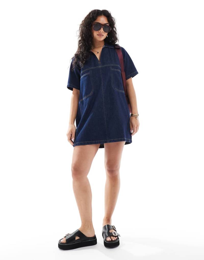 ASOS DESIGN - Kurzes Polo-Jeanskleid in Rinse-Waschung mit Kontrastnähten-Blau von ASOS DESIGN
