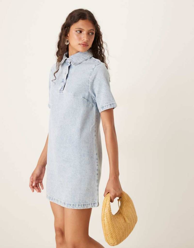 ASOS DESIGN - Kurzes Polokleid aus Denim in heller Waschung-Blau von ASOS DESIGN