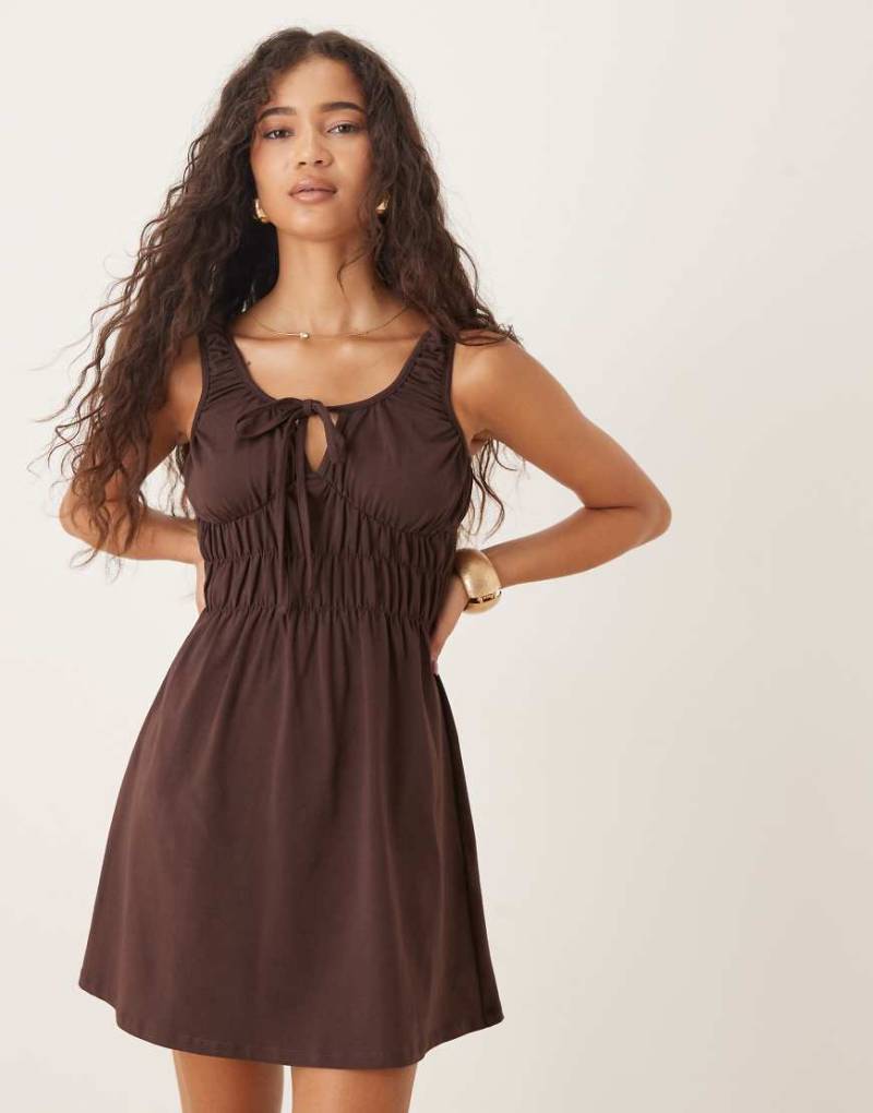 ASOS DESIGN - Kurzes Prärie-Kleid in Schokobraun mit geraffter Brustpartie von ASOS DESIGN