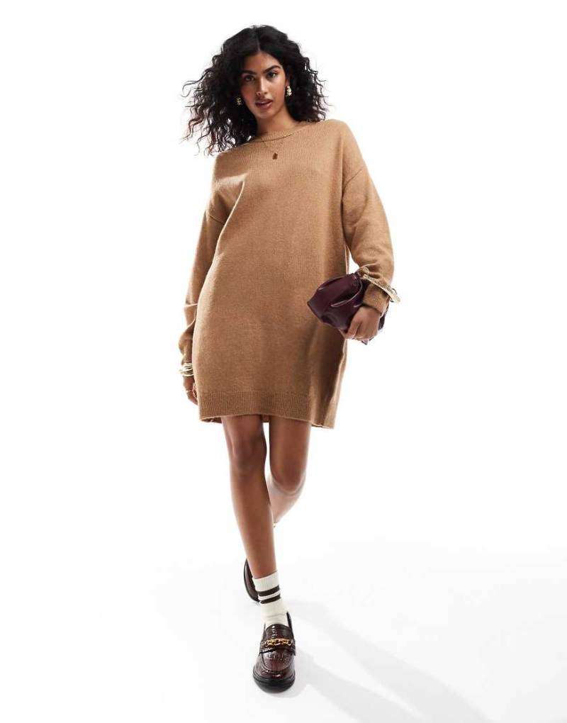 ASOS DESIGN - Kurzes Pulloverkleid aus Strick in Camel mit Rundhalsausschnitt-Neutral von ASOS DESIGN