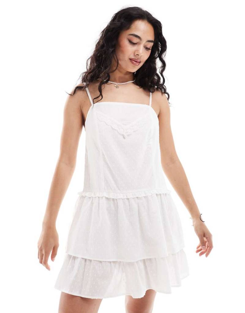ASOS DESIGN - Kurzes Riemchenkleid im Nachthemd-Design in gebrochenem Weiß mit Spitzenborte und gestuftem Rüschenrock von ASOS DESIGN