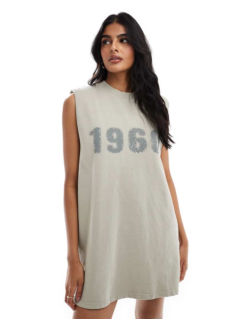ASOS DESIGN - Kurzes Sweat-Kleid in verwaschenem Khaki mit Schulterpolstern und „1960"-Print-Grün ASOS DESIGN - Kurzes Sweat-Kleid in verwaschenem Khaki mit Schulterpolstern und „1960"-Print-Grün von ASOS DESIGN