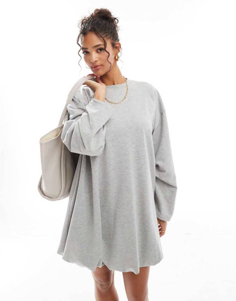 ASOS DESIGN - Kurzes Sweatshirt-Kleid in meliertem Grau mit Ballonsaum von ASOS DESIGN