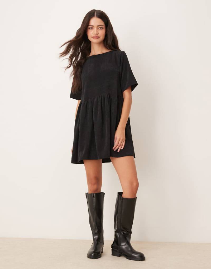 ASOS DESIGN - Kurzes T-Shirt-Hängerkleid aus Cord in Schwarz mit Ziernaht in der Taille von ASOS DESIGN