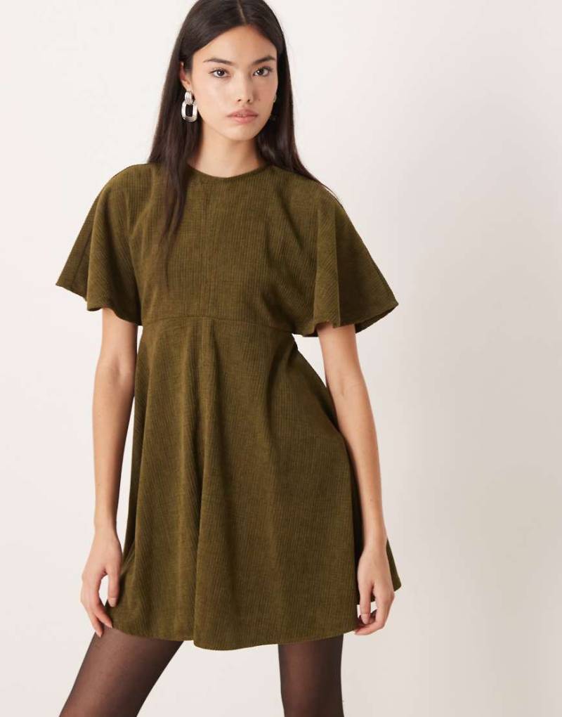 ASOS DESIGN - Kurzes T-Shirt-Kleid aus Cord in Dunkelgrün mit Ziernähten von ASOS DESIGN