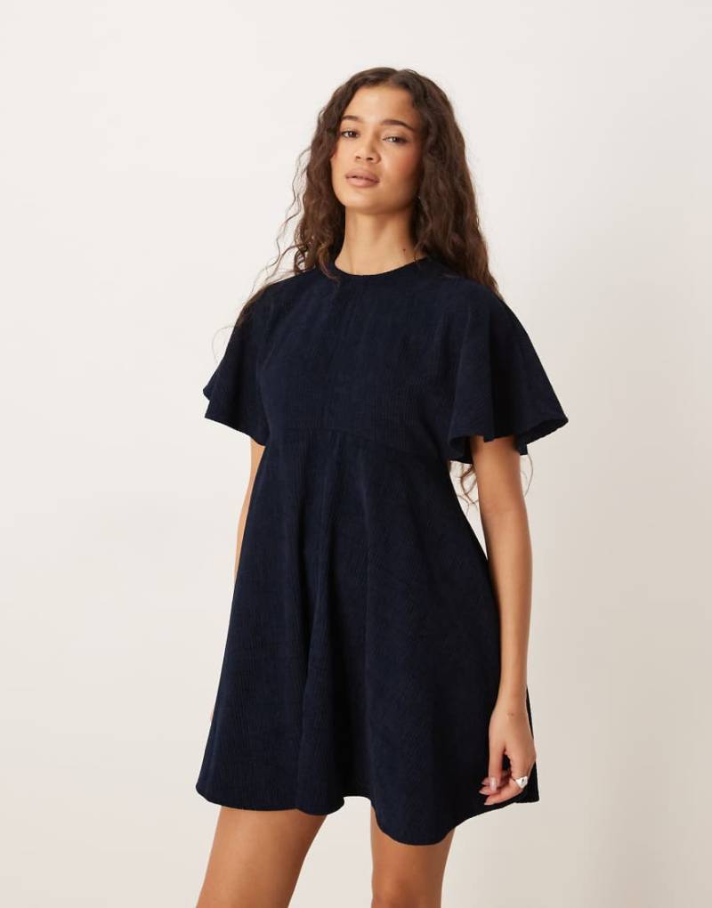 ASOS DESIGN - Kurzes T-Shirt-Kleid aus Cord in Marineblau mit Ziernaht von ASOS DESIGN