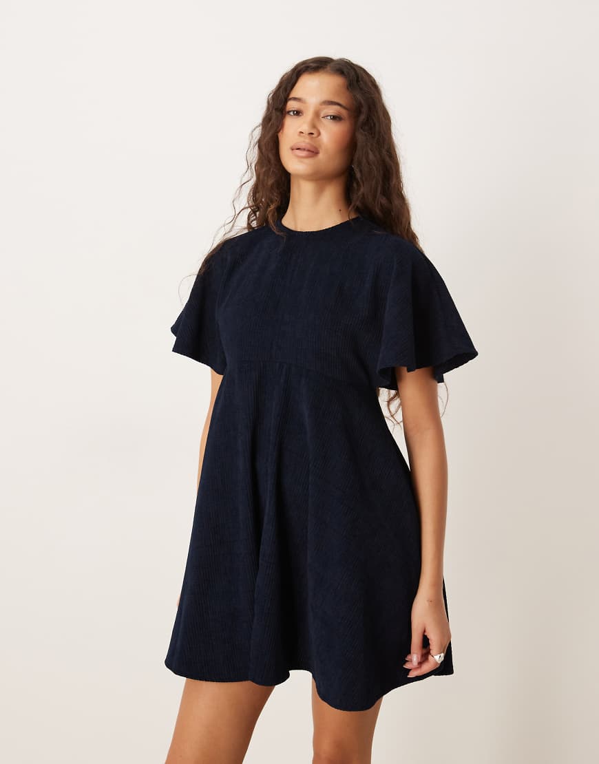 ASOS DESIGN - Kurzes T-Shirt-Kleid aus Cord in Marineblau mit Ziernaht von ASOS DESIGN