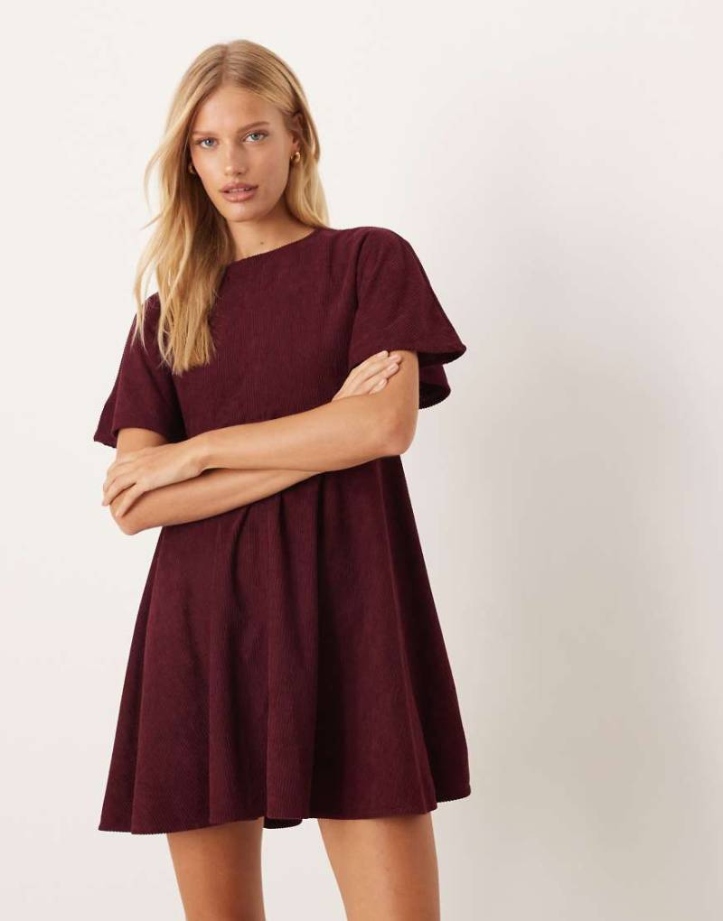 ASOS DESIGN - Kurzes T-Shirt-Kleid aus Cord in Pflaume mit Ziernähten-Rot von ASOS DESIGN