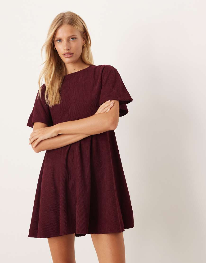 ASOS DESIGN - Kurzes T-Shirt-Kleid aus Cord in Pflaume mit Ziernähten-Rot von ASOS DESIGN